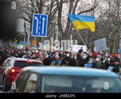 Brno, Repubblica Ceca. 25th Feb 2022. Protesta contro l'invasione russa in Ucraina al di fuori del consolato russo a Brno, Repubblica Ceca, 25 febbraio 2022. Credit: Igor Zehl/CTK Photo/Alamy Live News Foto Stock