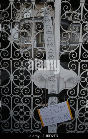 Brno, Repubblica Ceca. 25th Feb 2022. Protesta contro l'invasione russa in Ucraina al di fuori del consolato russo a Brno, Repubblica Ceca, 25 febbraio 2022. Credit: Igor Zehl/CTK Photo/Alamy Live News Foto Stock