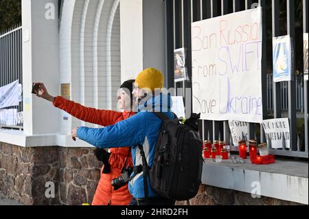 Brno, Repubblica Ceca. 25th Feb 2022. Protesta contro l'invasione russa in Ucraina al di fuori del consolato russo a Brno, Repubblica Ceca, 25 febbraio 2022. Credit: Igor Zehl/CTK Photo/Alamy Live News Foto Stock