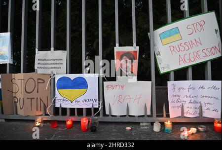 Brno, Repubblica Ceca. 25th Feb 2022. Protesta contro l'invasione russa in Ucraina al di fuori del consolato russo a Brno, Repubblica Ceca, 25 febbraio 2022. Credit: Igor Zehl/CTK Photo/Alamy Live News Foto Stock