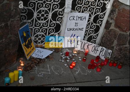 Brno, Repubblica Ceca. 25th Feb 2022. Protesta contro l'invasione russa in Ucraina al di fuori del consolato russo a Brno, Repubblica Ceca, 25 febbraio 2022. Credit: Igor Zehl/CTK Photo/Alamy Live News Foto Stock