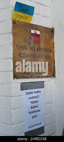 Brno, Repubblica Ceca. 25th Feb 2022. Protesta contro l'invasione russa in Ucraina al di fuori del consolato russo a Brno, Repubblica Ceca, 25 febbraio 2022. Credit: Igor Zehl/CTK Photo/Alamy Live News Foto Stock