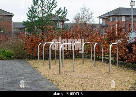 Parcheggio per biciclette in tubi d'acciaio, un posto in un'abitazione per biciclette Foto Stock