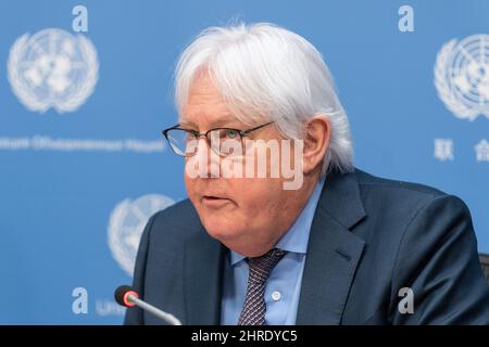 New York, Stati Uniti. 25th Feb 2022. Martin Griffiths, Sottosegretario Generale per gli Affari umanitari e il Coordinatore per il Soccorso d'emergenza, informa la stampa durante il briefing?by the Spokesperson for the Secretary-General at Onu Headquarters in New York on February 25, 2022. (Foto di Lev Radin/Sipa USA) Credit: Sipa USA/Alamy Live News Foto Stock