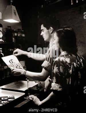 1930S ARTISTI GRAFICI UOMO E DONNA CHE STAMPANO STAMPE FOTOGRAFICHE IN BIANCO E NERO 8X10 IN UN LABORATORIO DI LAVORAZIONE PER CAMERA OSCURA - I3390 HAR001 HARS STAMPA 1 STAMPA COMUNICAZIONE CARRIERA GIOVANE ADULTO TECNOLOGIA LAVORO DI SQUADRA RELAX GIOIA LIFESTYLE SODDISFAZIONE FEMMINE SPOSATO LAVORO CONIUGE MARITI COPIA SPAZIO AMICIZIA MEZZA LUNGHEZZA SIGNORE PERSONE MASCHI ARTISTA PROFESSIONE B&W PARTNER SUCCESSO ELABORAZIONE ABILITÀ ATTIVITÀ DIVERTIMENTO OCCUPAZIONE FELICITÀ COMPETENZE TESTA E SPALLE HOBBY UNIVERSITÀ INTERESSE E STAMPE CARRIERE HOBBY CONOSCENZA RICREAZIONE PASSATEMPO LAVORO ORGOGLIO PIACERE OCCUPAZIONE PROFESSIONI FOTOGRAFICHE Foto Stock