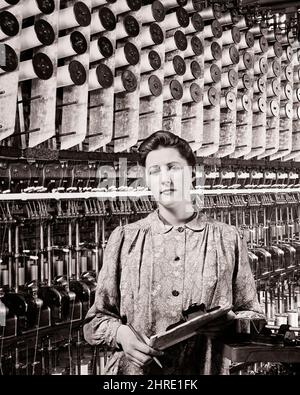 1940S GUERRA MONDIALE 2 DONNA DIFESA LAVORATORE SUPERVISORE IN STOFFA FABBRICA DI TESSITURA TENENDO APPUNTI GUARDANDO MACCHINA FOTOGRAFICA - I4050 HAR001 HARS MANAGER COPIA SPAZIO MEZZA LUNGHEZZA SIGNORE PERSONE TESSUTO ISPIRAZIONE RISCHIO FIDUCIA DIRIGENTI B&W OCCHIO CONTATTO ABILITÀ OCCUPAZIONE ABILITÀ FORZA VITTORIA SCELTA CONOSCENZA LEADERSHIP PROGRESSO POTENTE ORGOGLIO DEL LAVORO GUERRA MONDIALE DUE GUERRA MONDIALE II IN AUTORITÀ DI VIGILANZA OCCUPAZIONE OCCUPAZIONI BOSS CONCETTUALE ELEGANTE GUERRA MONDIALE 2 INFRASTRUTTURA DIPENDENTI DIFESA MANAGER PRECISIONE SQUADRA TESSENDO GIOVANE ADULTA DONNA NERO E BIANCO ETNIA CAUCASICA CIVILE HAR001 LAVORO Foto Stock