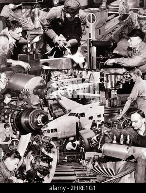 1940S MONTAGE DI DURO LAVORO DEDICATO USA WORLD WAR 2 INDUSTRIA DELLA DIFESA PRODUZIONE DI AEREI ASSEMBLAGGIO ARTIGIANI E INGEGNERI - I3985 HAR001 HARS STORIA CONFLITTO CELEBRAZIONE WW2 POSTI DI LAVORO MONTAGGIO RURALE MEZZA LUNGHEZZA PERSONE ISPIRAZIONE CURA MASCHI FIDUCIA TRASPORTO MEDIO-AGE B&W UOMO DI MEZZA ETÀ LIBERTÀ OBIETTIVI SUCCESSO ABILITÀ OCCUPAZIONE ABILITÀ ABILITÀ DONNA DI MEZZA ETÀ TESTA E SPALLE AD ALTO ANGOLO AEROPLANI FORZA GLOBALE VITTORIA COMPOSITO ECCITAZIONE CONOSCENZA LEADERSHIP BASSO ANGOLO DI PROGRESSO POTENTE GUERRE MONDIALI ORGOGLIO DEL LAVORO GUERRA MONDIALE GUERRA MONDIALE DUE GUERRA MONDIALE II OPPORTUNITÀ AUTORITÀ AERONAUTICA Foto Stock