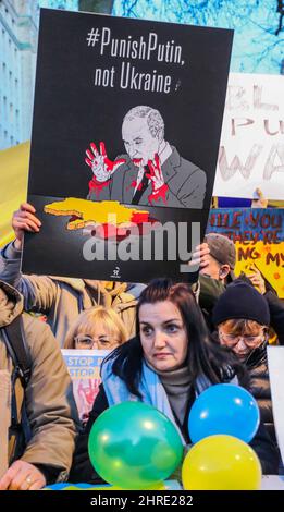 Londra UK 25 Febbraio 2022 Whitehall è stata inondata di bandiere blu e gialle di ucraini, urlando Stop Putin Stop the War, e UK Aiutaci, Paul Quezada-Neiman/Alamy Live News Foto Stock