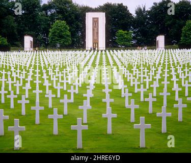 1980S SECONDA GUERRA MONDIALE IL CIMITERO MILITARE AMERICANO E IL GENERALE COMMEMORATIVO GEORGE PATTON È SEPOLTO QUI LUSSEMBURGO CITTÀ LUSSEMBURGO - KC10614 HAR001 HARS VECCHIO STILE Foto Stock