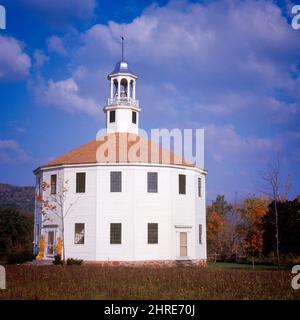 1970S VECCHIA CHIESA ROTONDA COSTRUITA NEL 1813 È UNA STRUTTURA A 16 LATI COSTRUITA PER OSPITARE I SERVIZI DI CULTO E LE RIUNIONI DELLA CITTÀ RICHMOND VT USA - KC6352 RSS001 HARS RICHMOND Foto Stock