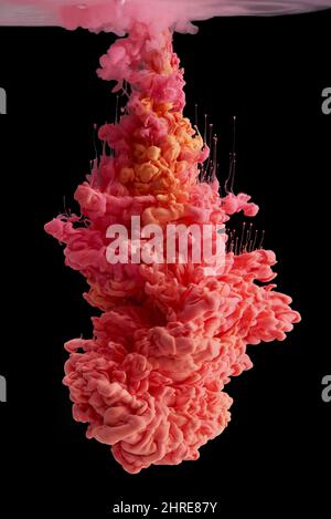 Tutto sembra migliore nel colore. Scatto di inchiostro colorato in acqua su sfondo nero. Foto Stock