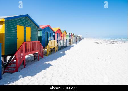 Case colorate sulla spiaggia di Muizenberg vicino a Città del Capo Foto Stock