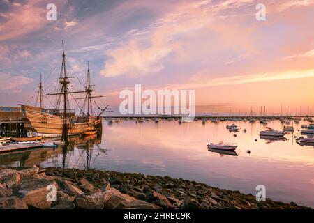 Il sole sorge sul Mayflower II, una replica del 17th secolo Mayflower ormeggiato al largo del molo di stato a Plymouth, Massachusetts - USA. Foto Stock