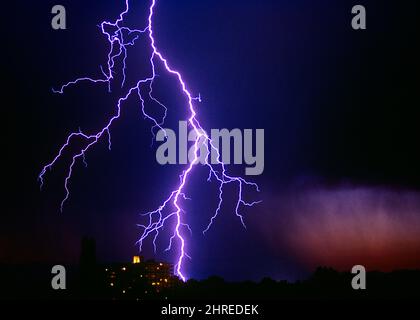 1990S SINGOLO BULLONE DI FULMINE DURANTE UNA TEMPESTA DI THUNDER COLORADO USA - KL17566 ARM001 HARS ATMOSFERA BULLONE COLORADO SCARICA ELETTROSTATICA PLASMA VECCHIO STILE THUNDER Foto Stock