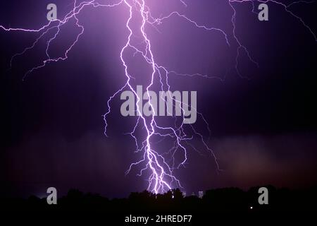 1990S BULLONI DI FULMINE DURANTE UNA TEMPESTA DI THUNDER CON LA PIOGGIA COLORADO USA - KL17559 ARM001 HARS ATMOSFERA BOLT SCARICA ELETTROSTATICA VECCHIO STILE PLASMA SPETTACOLARE THUNDER Foto Stock