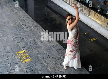 Mumbai, India. 25th Feb 2022. L'attrice di Bollywood, Alia Bhatt pone per le foto durante l'evento promozionale del suo film 'Gangubai Kathiawadi'. Il film è rilasciato in teatri in tutta l'India oggi. Credit: SOPA Images Limited/Alamy Live News Foto Stock