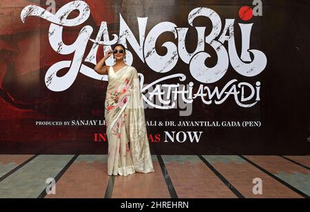 Mumbai, India. 25th Feb 2022. L'attrice di Bollywood, Alia Bhatt pone per le foto durante l'evento promozionale del suo film 'Gangubai Kathiawadi'. Il film è rilasciato in teatri in tutta l'India oggi. Credit: SOPA Images Limited/Alamy Live News Foto Stock