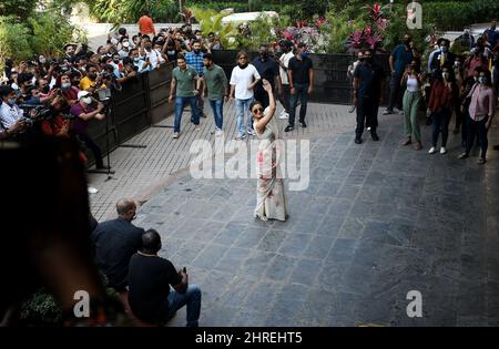 Mumbai, India. 25th Feb 2022. L'attrice di Bollywood, Alia Bhatt pone per le foto durante l'evento promozionale del suo film 'Gangubai Kathiawadi'. Il film è rilasciato in teatri in tutta l'India oggi. Credit: SOPA Images Limited/Alamy Live News Foto Stock