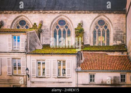 Vista sugli edifici accanto alla cattedrale di Saintes, Francia Foto Stock