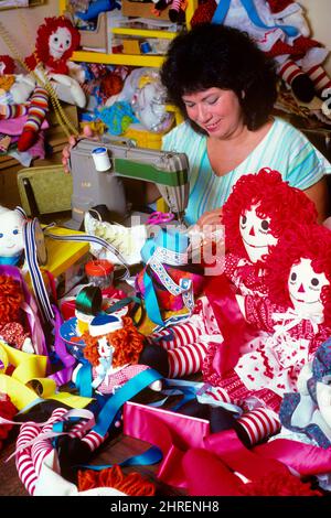 1980S LATINO DONNA BAMBOLA TOY MAKER A MACCHINA DA CUCIRE IN LAVORAZIONE DA CASA CIRCONDATA DA FORNITURE E BAMBOLE COMPLETATE - KS26801 TRA001 HARS LIFESTYLE SATISFACTION FEMMINE JOBS HOME VITA SIGNORE PERSONE PROFESSIONE CREATORE SUCCESSO ABILITÀ OCCUPAZIONE FELICITÀ ABILITÀ TESTA E SPALLE FORNISCE ALLEGRO ANGOLO E CARRIERA PROGRESSO RICREAZIONE CIRCONDATO ORGOGLIO OCCUPAZIONI SORRISI CONCETTUALE COMPLETATO GIOIOSO ELEGANTE CREATIVITÀ METÀ-ADULTO DONNA MEDIO-ADULTO RILASSAMENTO ETNIA ISPANICA VECCHIO STILE Foto Stock