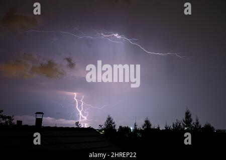 Diversi fulmini tagliano il cielo notturno sulla Transilvania, Romania durante una notte di tuono Foto Stock