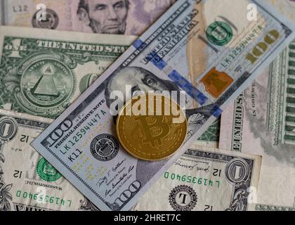 Bitcoin sopra dollaro bolletta primo piano Foto Stock