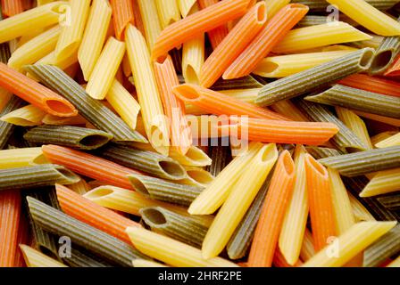 Primo piano di penne rosse e blu su sfondo bianco Foto stock - Alamy