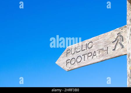 cartello con la strada pubblica in legno contro il cielo blu sul sentiero costiero l'Isola di Portland, Portland Bill Foto Stock