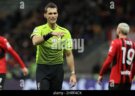 Milano, Italia. 25th Feb 2022. L'arbitro Matteo Marchetti gesticola durante la Serie Una partita di calcio 2021/22 tra AC Milan e Udinese Calcio allo Stadio Giuseppe Meazza di Milano il 25 febbraio 2022 Credit: Live Media Publishing Group/Alamy Live News Foto Stock