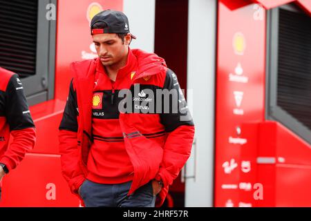 Barcellona, Spagna. 25th Feb 2022. SAINZ Carlos (spa), Scuderia Ferrari F1-75, ritrattatadurante la sessione pre-stagione in pista precedente al Campionato del mondo di Formula uno FIA 2022, sul circuito di Barcellona-Catalunya, dal 23 al 25 febbraio 2022 a Montmelo, vicino Barcellona, Spagna - Foto: Antonin Vincent/DPPI/LiveMedia Credit: Independent Photo Agency/Alamy Live News Foto Stock