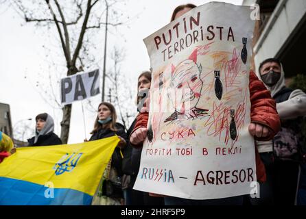 Madrid, Spagna. 25th Feb 2022. Il sostenitore ucraino tiene un cartello con un'immagine disegnata del presidente russo Vladimir Putin fuori dall'ambasciata russa mentre partecipa a un raduno anti-wat, il secondo giorno dopo che la Russia ha attaccato il territorio ucraino.proteste anti-guerra a sostegno dell'Ucraina stanno avvenendo nelle città più grandi del mondo. Credit: SOPA Images Limited/Alamy Live News Foto Stock