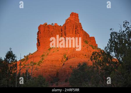 Bell Rock vicino a Sedona Arizona con la prima luce rossa dell'alba Foto Stock