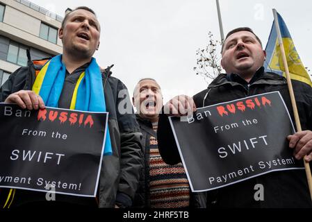 Madrid, Spagna. 25th Feb 2022. I cittadini e i sostenitori ucraini cantano slogan mentre tengono cartelli mentre si riuniscono al di fuori dell'ambasciata russa durante un raduno anti-wat il secondo giorno dopo che la Russia ha attaccato il territorio ucraino.proteste anti-guerra a sostegno dell'Ucraina stanno avvenendo nelle città più grandi del mondo. Credit: SOPA Images Limited/Alamy Live News Foto Stock