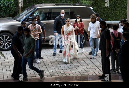 Mumbai, India. 25th Feb 2022. Bollywood attrice, Alia Bhatt arriva al multiplex per promuovere il suo film 'Gangubai Kathiawadi'. Il film è rilasciato in teatri in tutta l'India oggi. (Foto di Ashish Vaishnav/SOPA Images/Sipa USA) Credit: Sipa USA/Alamy Live News Foto Stock