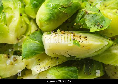 particolare di germogli di bruxelles cotti e tagliati con erbe e spezie Foto Stock