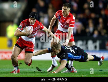 Il Jonny Lomax di St Helens (a sinistra) passa accanto all'Harry Bowes di Wakefield Trinity durante la partita della Betfred Super League al Totally Wicked Stadium, St Helens. Data immagine: Venerdì 25 febbraio 2022. Foto Stock