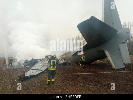 Zhukivtsi, Ucraina. 25th Feb 2022. I vigili del fuoco ucraini rispondono al crollo di un aereo di trasporto militare Ucraina AN-26 abbattuti dalle forze russe durante l'invasione 24 febbraio 2022 vicino Zhukivtsi, Ucraina. L'aereo trasportava 14 persone e cinque sono state segnalate uccise. Credit: State Emergency Service of Ukraine/state Emergency Service of Ukraine/Alamy Live News Foto Stock