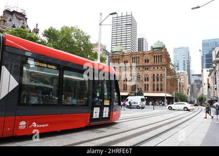 La metropolitana di Sydney attraversa le strade trafficate della città Foto Stock