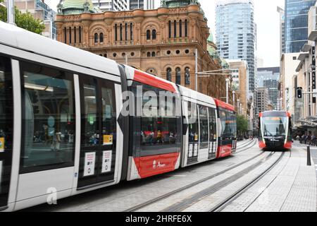 La metropolitana di Sydney attraversa le strade trafficate della città Foto Stock
