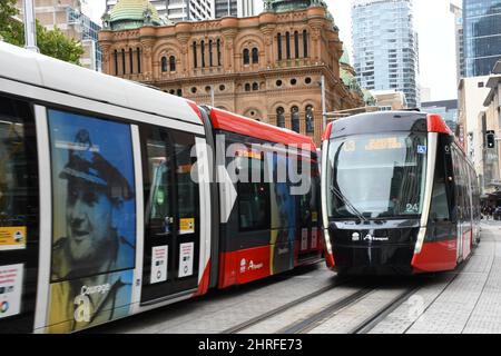 La metropolitana di Sydney attraversa le strade trafficate della città Foto Stock