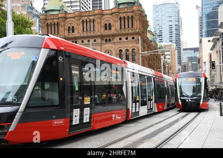 La metropolitana di Sydney attraversa le strade trafficate della città Foto Stock