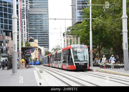 La metropolitana di Sydney attraversa le strade trafficate della città Foto Stock