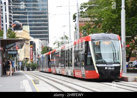 La metropolitana di Sydney attraversa le strade trafficate della città Foto Stock