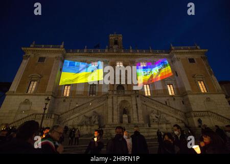 Roma, Italia. 25th Feb 2022. Il municipio di Roma, Campidoglio, si illumina di bandiere di Pace e Ucraina prima della marcia a lume di candela organizzata dal Sindaco di Roma, Roberto Gualtieri, in solidarietà con il popolo ucraino e per chiedere la pace immediata in Ucraina. La guerra contro l'Ucraina - e la conseguente invasione russa - è stata dichiarata all'inizio della mattinata del 24th febbraio dal Presidente della Federazione russa, Vladimir Putin. Credit: LSF Photo/Alamy Live News Foto Stock