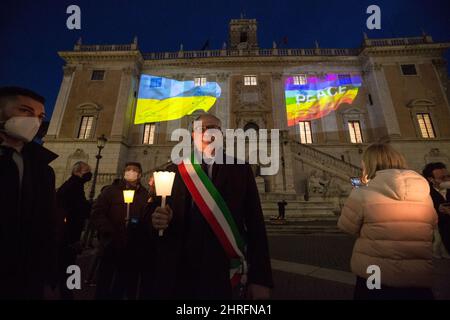 Roma, Italia. 25th Feb 2022. Il Sindaco di Roma, Roberto Gualtieri, si trova fuori dal Municipio di Roma, Campidoglio, prima della marcia a lume di candela organizzata in solidarietà con il popolo ucraino e per chiedere la pace immediata in Ucraina. La guerra contro l'Ucraina - e la conseguente invasione russa - è stata dichiarata all'inizio della mattinata del 24th febbraio dal Presidente della Federazione russa, Vladimir Putin. Credit: LSF Photo/Alamy Live News Foto Stock