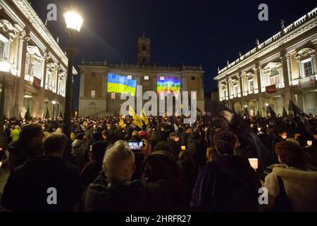 Roma, Italia. 25th Feb 2022. Il municipio di Roma, Campidoglio, si illumina di bandiere di Pace e Ucraina prima della marcia a lume di candela organizzata dal Sindaco di Roma, Roberto Gualtieri, in solidarietà con il popolo ucraino e per chiedere la pace immediata in Ucraina. La guerra contro l'Ucraina - e la conseguente invasione russa - è stata dichiarata all'inizio della mattinata del 24th febbraio dal Presidente della Federazione russa, Vladimir Putin. Credit: LSF Photo/Alamy Live News Foto Stock