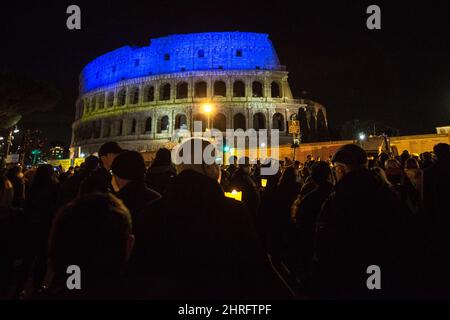 Roma, Italia. 25th Feb 2022. Il Colosseo si illumina con il colore della flaga Ucraina durante la marcia a lume di candela organizzata dal Sindaco di Roma, Roberto Gualtieri, in solidarietà con il popolo ucraino e per chiedere la pace immediata in Ucraina. La guerra contro l'Ucraina - e la conseguente invasione russa - è stata dichiarata all'inizio della mattinata del 24th febbraio dal Presidente della Federazione russa, Vladimir Putin. Credit: LSF Photo/Alamy Live News Foto Stock