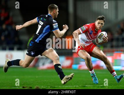 Il Jack Welsby di St Helens (a destra) tenta di superare il Brad Walker di Wakefield Trinity durante la partita della Betfred Super League al Totally Wicked Stadium, St Helens. Data immagine: Venerdì 25 febbraio 2022. Foto Stock