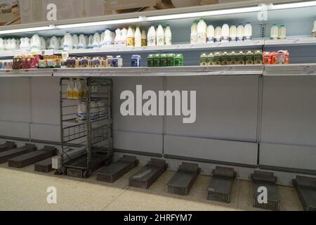 Londra, UK, 25 febbraio 2022: Nel ramo Clapham High Street di Sainsbury's a pranzo ci sono scaffalature vuote dove normalmente ci sarebbero pinte e pinte di latte. Forse la consegna è stata solo ritardata, ma i problemi della catena di approvvigionamento britannica non sono ancora stati risolti. Anna Watson/Alamy Live News Foto Stock