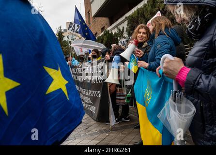 Madrid, Spagna. 25th Feb 2022. I sostenitori ucraini si riuniscono fuori dall'ambasciata russa mentre prendono parte a un rally anti-wat, tenendo bandiere e striscioni il secondo giorno dopo che la Russia ha attaccato il territorio ucraino.proteste anti-guerra a sostegno dell'Ucraina si stanno svolgendo nelle città più grandi del mondo. (Foto di Miguel candela/SOPA Images/Sipa USA) Credit: Sipa USA/Alamy Live News Foto Stock